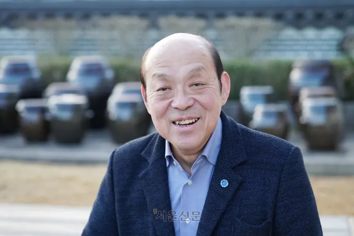 일본 도자기의 대명사인 ‘사쓰마야키’를 만든 조선 도공 심당길의 후예, 15대 심수관이 8일 도쿄 요쓰야 한국문화원에서 서울신문과 인터뷰를 하고 있다. 그는 “한일이 이웃이라는 사실은 영원히 변하지 않는다”며 “한일 국교 정상화 60주년을 맞아 (한일이 이웃이란) 변하지 않는 사실을 ‘부동의 등대’로 삼자”고 강조했다.