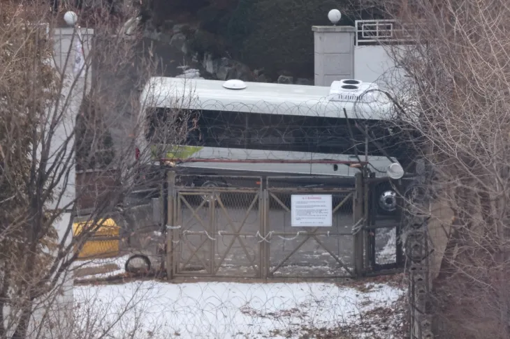 8일 오전 서울 용산구 한남동 대통령 관저로 향하는 도로 앞 철조망 문이 쇠사슬로 보강돼 있다. 연합뉴스