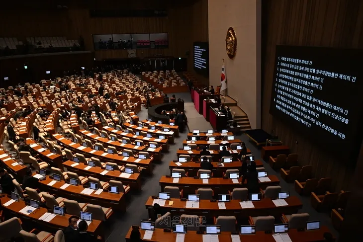 8일 오후 서울 여의도 국회에서 열린 제420회국회(임시회) 제4차 본회의에서 ‘쌍특검법(내란·김건희 여사 특검법’과 ‘농업4법(양곡관리법·농수산물가격안정법·농어업재해대책법·농어업재해보험법 개정안)’ 등 안건을 투표하고 있다.  안주영 전문기자