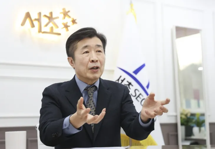 전성수 서울 서초구청장이 8일 집무실에서 가진 서울신문과의 신년 인터뷰에서 지난해 지정된 ‘양재 인공지능(AI)특구’와 ‘고터·세빛 관광특구’에 대한 새해 구상을 설명하고 있다. 서초구 제공
