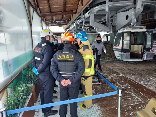 지난 9일 전력 문제로 멈춰 선 무주 덕유산 리조트 곤돌라. 전북소방본부 제공