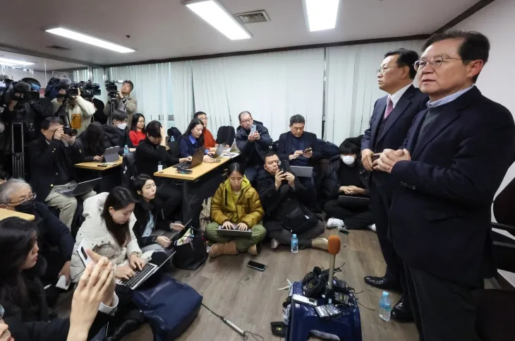 윤갑근(오른쪽) 변호사, 석동현 변호사 등 윤석열 대통령 대리인단이 9일 오후 서울 서초구 석 변호사 사무실에서 외신기자 대상 기자회견을 하고 있다. 2025.1.9 연합뉴스