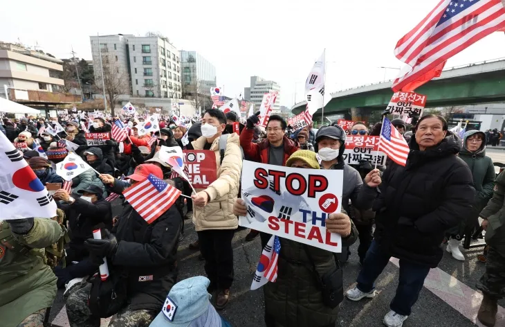 법원이 윤석열 대통령에 대한 체포영장을 재발부해 공조수사본부 차원의 영장 2차 집행 시도가 초읽기에 들어간 지난 8일 오후 서울 용산구 한남동 대통령 관저 인근에서 보수단체가 주최한 탄핵 반대 집회에 참여한 시민들이 손팻말을 들고 있다.