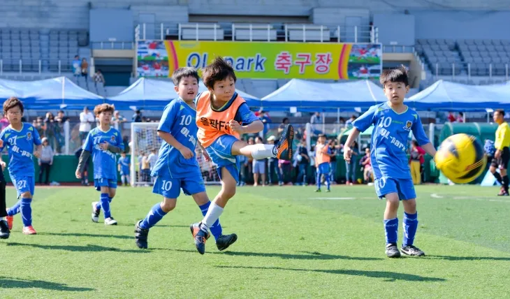 국민체육진흥공단은 9일 문화체육관광부와 함께 지난해 스포츠강좌 이용권 지원사업 운영 활성화에 기여한 지방자치단체 우수공무원 18명과 가맹시설 7개소를 선정했다고 밝혔다. 사진은  스포츠강좌지원 이용권 지원사업으로 아이들이 운동하는 모습. 국민체육진흥공단 제공