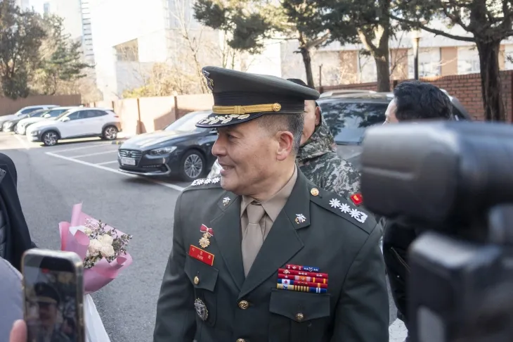 박정훈 전 해병대 수사단장이 무죄 판결 직후 지지자들에게 축하 인사를 받고 있다. 류재민 기자