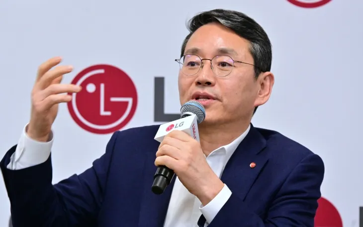 조주완 LG전자 최고경영자(CEO)가 8일(현지시간) ‘CES 2025’ 기자간담회에서 올해 사업 전략을 설명하고 있다. LG전자 제공