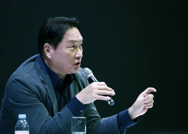 최태원 SK그룹 회장이 8일(현지시간) ‘CES 2025’에서 젠슨 황 엔비디아 최고경영자(CEO)와 만나 논의한 내용을 소개하고 있다. SK그룹 제공