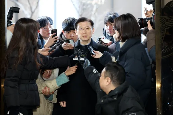 윤석열 대통령에 대한 고위공직자범죄수사처의 체포영장 집행을 저지한 박종준 대통령 경호처장이 10일 오전 서울 서대문구 국가수사본부로 출석해 취재진의 질문에 답하고 있다. 2025.1.10 연합뉴스