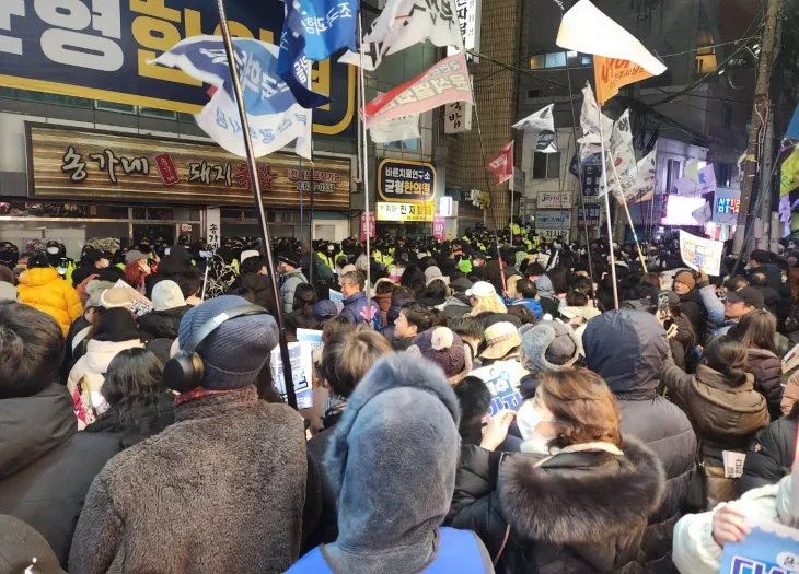 지난해 12월 28일  28일 오후 부산 남구 박수영 국민의힘 지역구 사무실 앞에서 시민들이 집회를 열고 있다. 연합뉴스