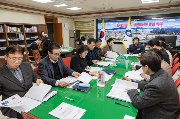 김경호(가운데) 서울 광진구청장과 구청 관계자들이 건대 맛의거리 활성화를 위한 대책 회의를 하고 있다. 광진구 제공