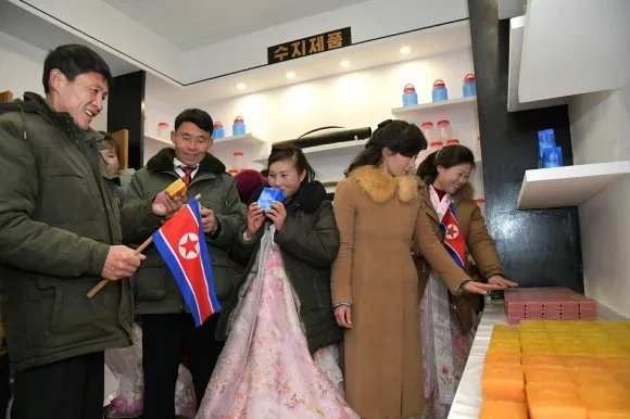 북한 노동당 기관지 노동신문은 황해북도 은파군에서 지난 10일 지방공업공장 준공식이 열렸다면서 “은파군에 펼쳐진 지방중흥의 희한한 전변상”이라고 11일 보도했다. <br>평양 노동신문·뉴스1