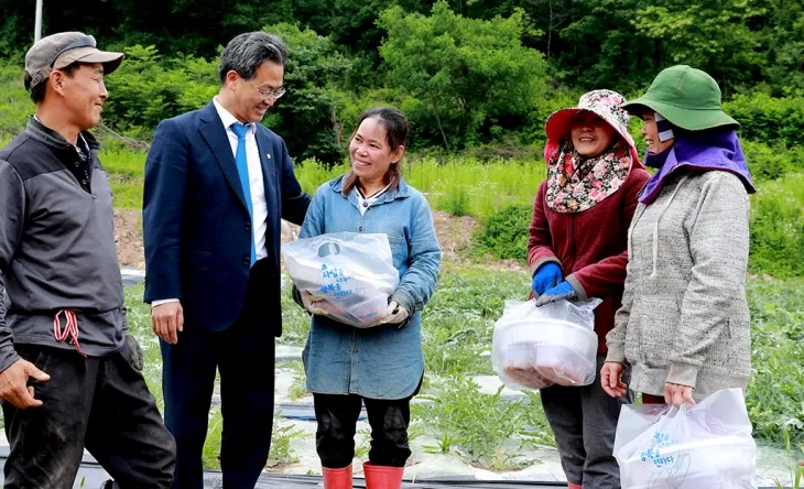 오도창(왼쪽 두번째)  경북 영양군수가 지역 고추농가의 외국인계절근로자들에게 도시락을 전달하며 위로하고 있다. 영양군 제공