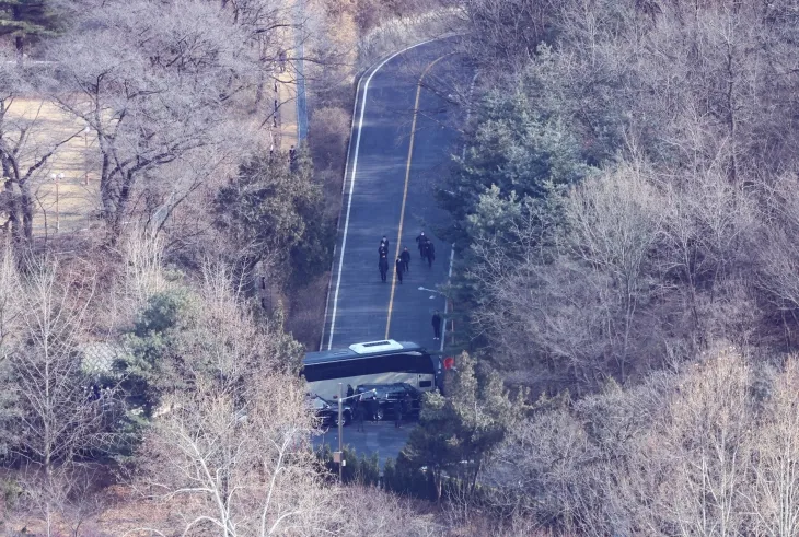 고위공직자범죄수사처와 경찰이 윤석열 대통령의 체포영장 집행에 나선 3일 서울 용산구 한남동 대통령 관저 경내 도로를 대통령 경호 인원들이 차량으로 막고 있다. 2025.1.3 연합뉴스