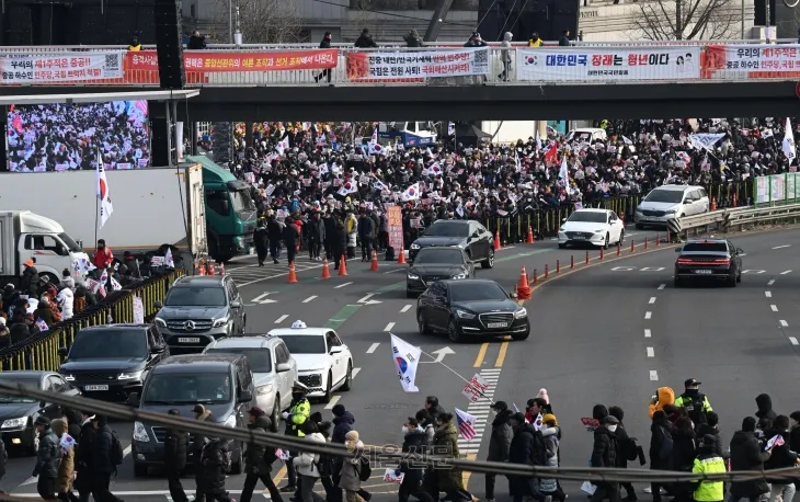 12일 오후 서울 용산구 한남동 대통령 관저 주변에서 탄핵 찬반 집회가 열리면서 주변 교통이 극심한 정체를 빚고 있다. 안주영 전문기자