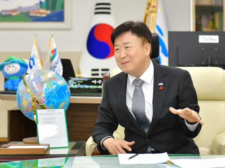 정기명 전남 여수시장이 지난 10일 시청 집무실에서 서울신문과 인터뷰하고 있다. 정 시장은 “올해는 서민 경제를 살리는 민생 안정에 최우선을 두고 여수섬박람회 준비 등 관광 활성화와 2028년 ‘제33차 유엔기후변화협약 당사국총회’(COP) 유치 등에 힘을 기울이겠다”고 강조했다. 여수시 제공