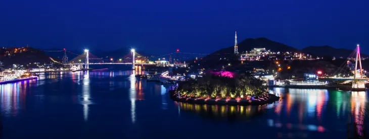 여수시는 관광산업을 ‘보는’ 관광에서 ‘머무는’ 관광으로 전환하기 위해 먼저 야간관광 특화도시 조성사업을 통해 ‘여수 밤바다’의 특성을 더욱 부각해 나갈 계획이다. 사진은 여수 밤바다 야경.  여수시 제공