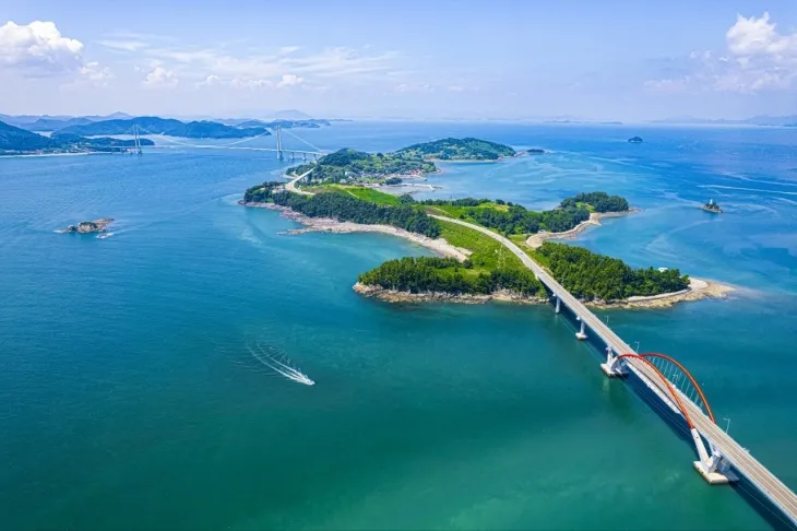 여수~고흥 간 10개 섬을 11개 해상 교량으로 연결하는 섬섬백리길.  여수시 제공