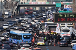 [사설] 엇갈린 지지율… 與는 오독 말고, 野는 독주 반성해야