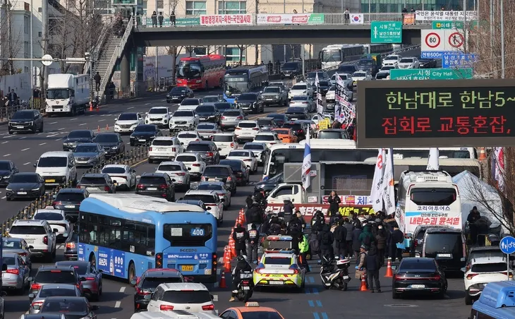 탄핵 찬반 집회로 혼잡한 한남동 일대