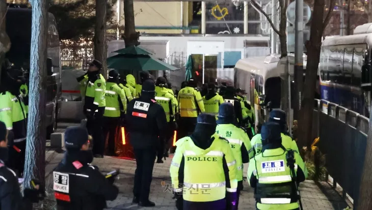 윤석열 대통령에 대한 체포영장 집행에 나선 고위공직자범죄수사처 수사관들이 3일 서울 용산구 한남동 대통령 관저 입구를 통과해 진입한 가운데 관저인근에 긴장감이 돌고 있다. 2025.1.3 박지환기자