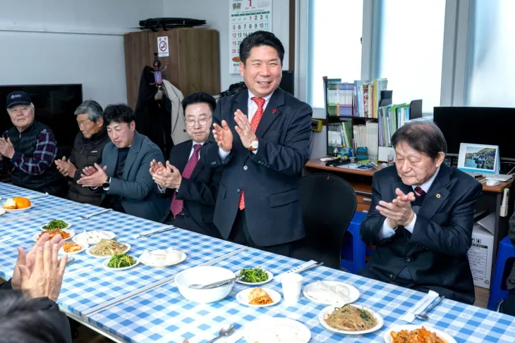 김창규(오른쪽에서 두 번째) 제천시장이 경로당 점심 제공사업 현장을 방문해 관계자들을 격려하고 있다. 제천시 제공.