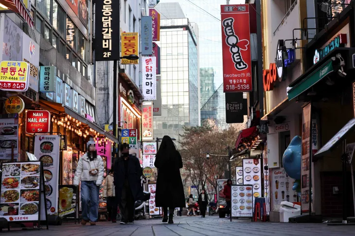 연말 특수 없는 음식점 골목