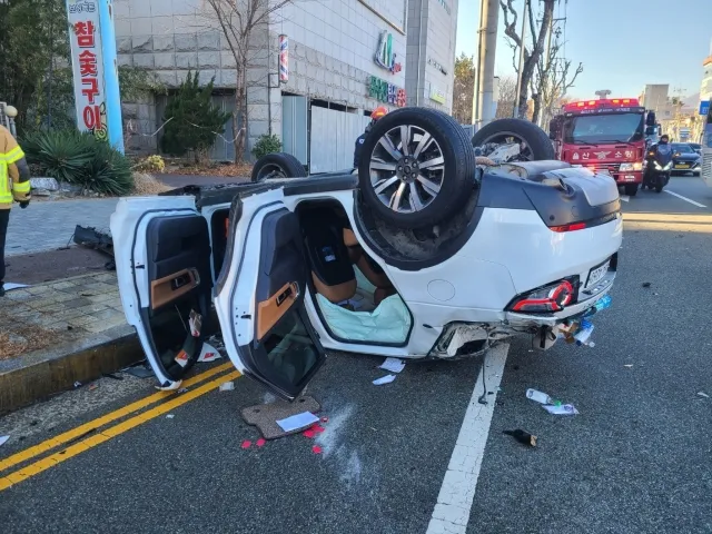 13일 오전 9시쯤 울산 남구 무거동에서 20대 외국인이 차량을 훔쳐 달아나다 4중 추돌사고를 내 12명이 다쳤다. 울산소방본부 제공