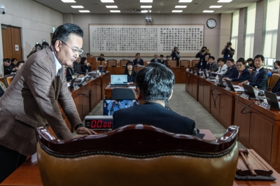 법사위 문턱 넘은 두 번째 내란특검법… ‘외환죄’ 포함 놓고 충돌