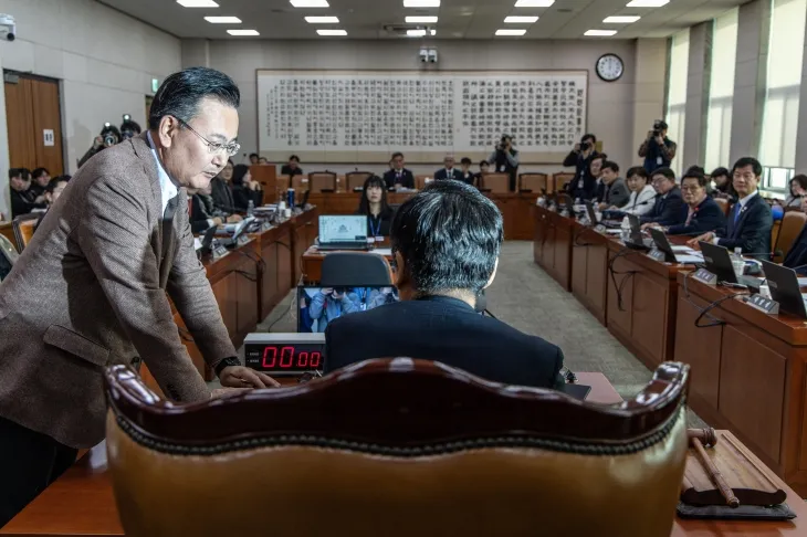 정청래(가운데) 국회 법제사법위원회 위원장과 유상범(왼쪽) 국민의힘 간사가 13일 국회에서 열린 법사위 전체회의에서 대화하고 있다. 야당은 이날 법사위에서 제3자 추천 방식의 두 번째 ‘내란특검법’을 통과시켰다. 뉴스1