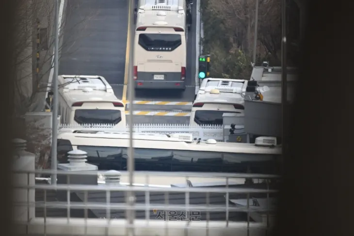 고위공직자범죄수사처가 윤석열 대통령에 대한 체포영장을 다시 발부받은 다음 날인 8일 오전 서울 용산구 한남동 대통령 관저로 향하는 입구가 버스로 막혀있다. 2025.1.8 홍윤기 기자