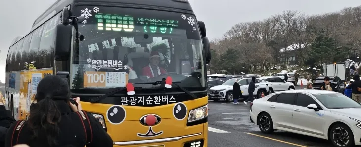 주말과 공휴일에 운행하던 한라눈꽃버스가 호응을 얻자 평일에도 왕복 6회 운영하기로 결정했다. 제주 강동삼 기자