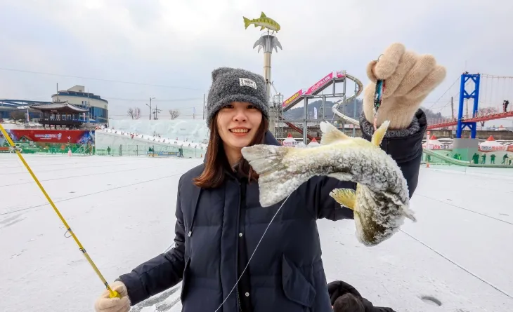 강원 화천 산천어축제에서 외국인인 직접 잡은 산천어를 들어 보이고 있다. 화천군 제공