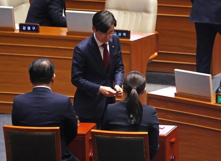 국민의힘 조경태 의원이 14일 국회 본회의장에서 윤석열 대통령 탄핵소추안 투표를 하고 있다. 2024.12.14 연합뉴스