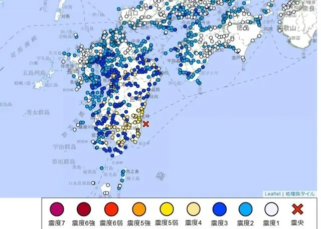 일본 기상청이 13일 오후 9시 19분쯤 규슈 남동부 미야자키현 앞 해역인 휴가나다(× 표시된 곳)에서 규모 6.9 지진이 감지됐다고 발표했다. 노란색은 진도 4~5약, 파란색은 진도 3을 나타낸다. 일본 기상청 홈페이지 캡처