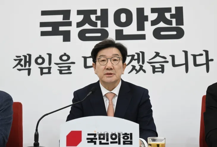 권성동 국민의힘 원내대표와 주진우 법률자문위원장이 14일 국회에서 ‘비상계엄 특검법’(가칭) 발의와 관련해 기자간담회를 하고 있다. 2025.1.14 홍윤기 기자