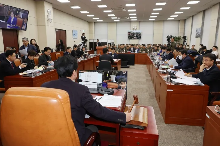 14일 오후 서울 여의도 국회에서 열린 ‘윤석열 정부의 비상계엄 선포를 통한 내란 혐의 진상규명 국정조사 특별위원회의’에서 안규백 위원장이 의사봉을 두드리고 있다. 2025.1.14 연합뉴스