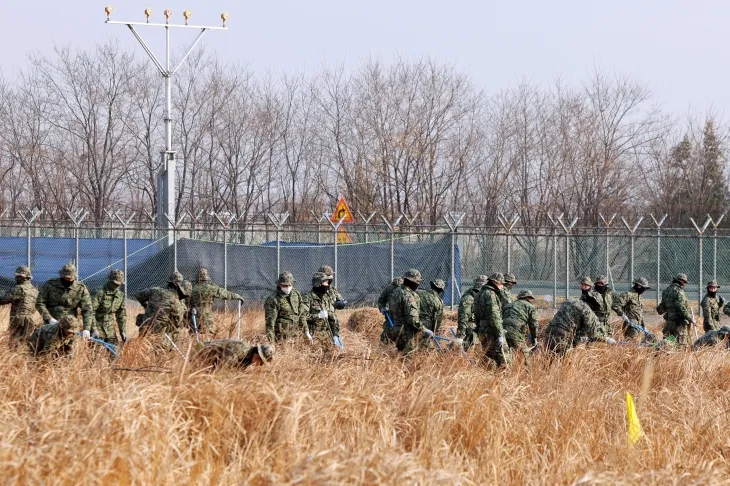 제주항공 여객기 참사 17일째인 14일 오전 전남 무안국제공항 사고 현장에서 군 당국 관계자들이 수색 작업을 하고 있다.  연합뉴스