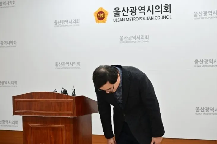 홍성우 울산시의원이 14일 시의회 프레스센터에서 기자회견을 열고 무면허 운전에 대해 사과하고 있다. 울산시의회 제공