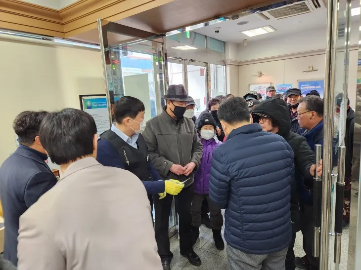 은행 문이 열리자 포항사랑상품권을 구매하기 위해 줄을 섰던 시민들이 몰려들고 있다. 김형엽 기자