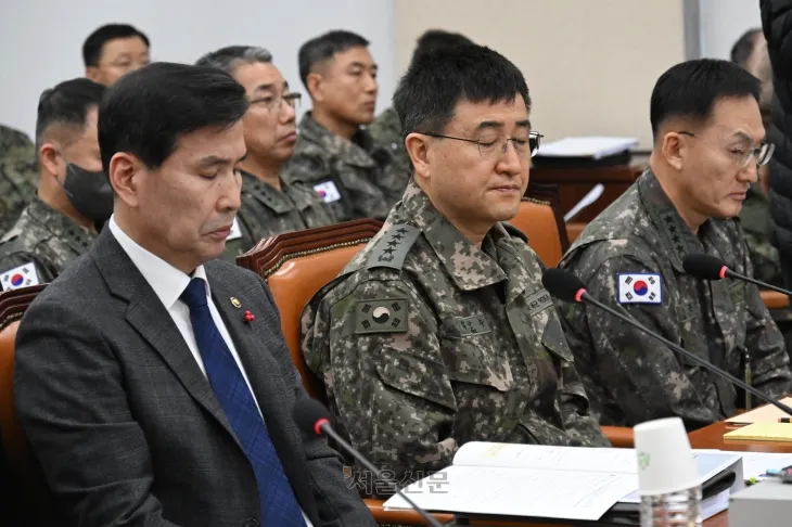 김선호 국방부 차관, 박안수 육군참모총장을 비롯한 군 관계자들이 14일 국회에서 열린 ‘윤석열 정부의 비상계엄 선포를 통한 내란 혐의 진상규명 국정조사 특별위원회’ 전체회의에 증인으로 출석해 의원 질의를 듣고있다.  2025.1.14 홍윤기 기자