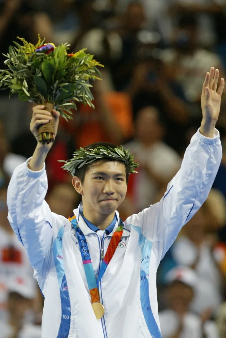 2004 아테네올림픽 탁구 남자단식에서 금메달을 목에 건 유승민 대한체육회장 당선인. 서울신문 DB