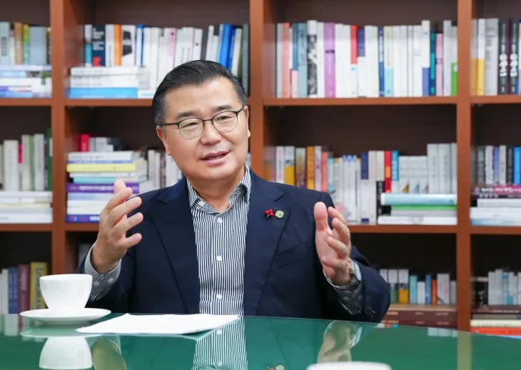 류경기 서울 중랑구청장이 14일 집무실에서 올해 문을 연 중랑구의 온라인 복지 플랫폼 ‘중랑 동행 사랑넷’의 활용 방안을 설명하고 있다. 중랑구 제공 류경기 서울 중랑구청장이 14일 집무실에서 올해 문을 연 중랑구의 온라인 복지 플랫폼 ‘중랑 동행 사랑넷’의 활용 방안을 설명하고 있다. 중랑구 제공