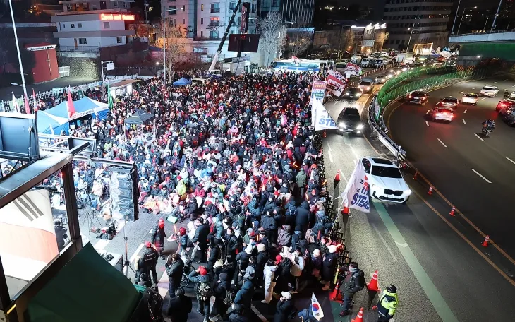 고위공직자범죄수사처(공수처)가 윤석열 대통령 2차 체포영장 집행에 나설 것으로 전망되는 가운데 15일 오전 서울 용산구 한남동 대통령 관저 인근에서 보수단체 회원들이 윤석열 대통령 지지·응원 집회를 하고 있다. 2025.1.15 뉴스1