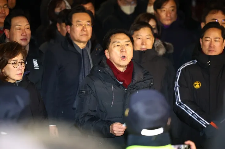 고위공직자범죄수사처(공수처)와 경찰이 윤석열 대통령에 대한 2차 체포영장 집행에 나선 15일 서울 용산구 한남동 대통령 관저 입구에서 김기현 국민의힘 의원이 발언하고 있다. 2025.1.15 연합뉴스