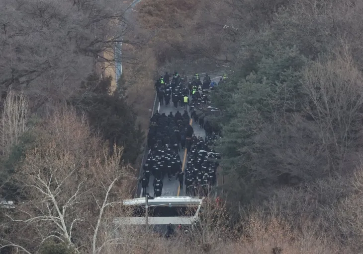 고위공직자범죄수사처(공수처)와 경찰이 윤석열 대통령에 대한 2차 체포영장 집행에 나선 15일 용산구 한남동 대통령 관저에서 경찰 병력이 2차 저지선을 넘어 진입하고 있다. 2025.1.15 연합뉴스