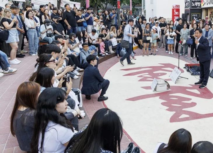 서울 마포구 레드로드에서 박강수(오른쪽) 마포구청장이 청년들과 이야기를 하고 있다. 마포구 제공