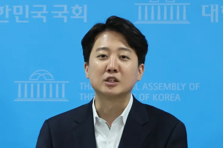 이준석 개혁신당 의원이 13일 서울 여의도 소통관에서 허은아 대표와의 갈등 등 당의 내홍과 관련한 기자의 질문에 답하고 있다. 2025.1.13 연합뉴스