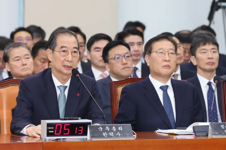 탄핵 소추로 직무가 정지된 한덕수 국무총리가 15일 국회 ‘윤석열 정부의 비상계엄 선포를 통한 내란 혐의 진상규명 국정조사’ 특별위원회에 증인으로 출석해 의원 질의에 답하고 있다. 2025.1.15