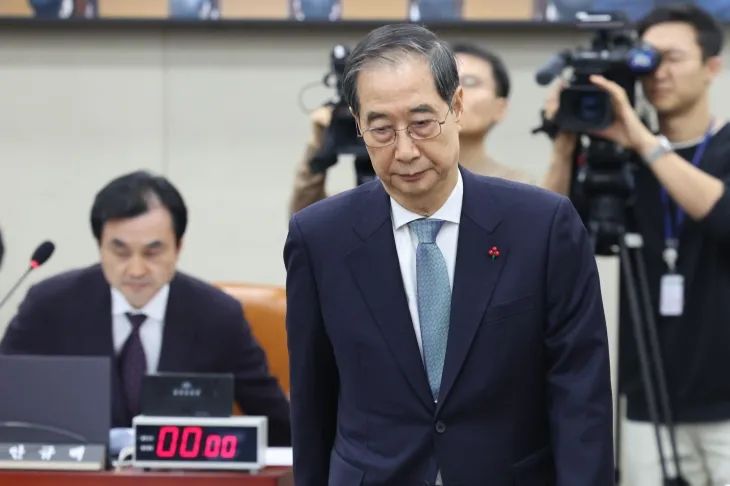 한덕수 국무총리가 15일 국회 ‘윤석열 정부의 비상계엄 선포를 통한 내란혐의 진상규명 국정조사’ 특별위원회에 기관 증인으로 출석해 안규백 위원장에게 선서문을 전달한 뒤 자리로 돌아가고 있다. 2025.1.15 연합뉴스