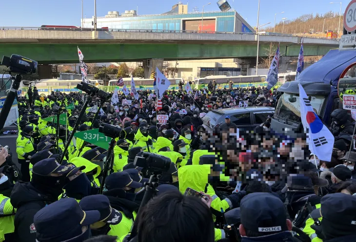 15일 오전 서울 용산구 한남동 관저 인근에서 윤석열 대통령 지지자들이 체포영장 집행에 반대하며 경찰과 대치하고 있다. 뉴스1